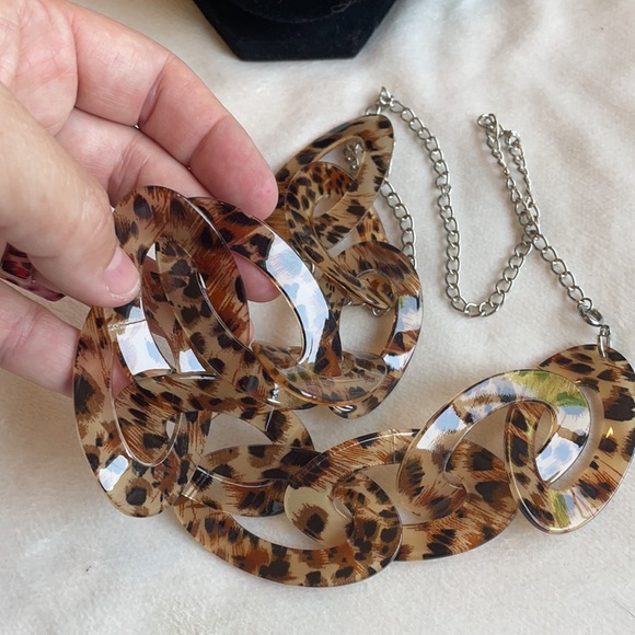 Celluloid 34” necklace with leopard print oval links - Picture 7 of 10